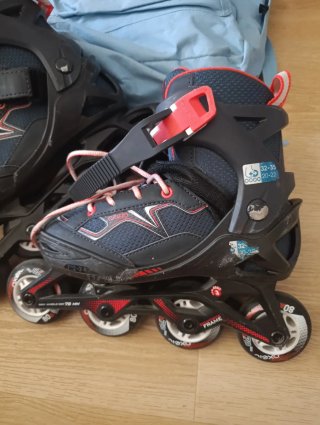Patines en línea y casco para niño