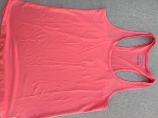 Top deportivo Boomerang coral. Talla pequeño