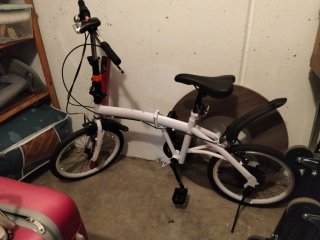 Bicicleta plegable blanca sin usar
