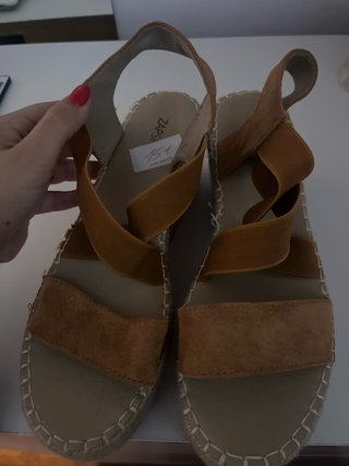 Cuñas de esparto beige y marrón