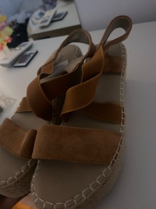 Cuñas de esparto beige y marrón