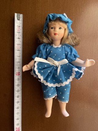 Muñeca de porcelana con traje de lunares
