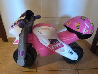 Moto correpasillos Feber  Rosa con casco.