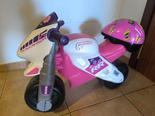 Moto correpasillos Feber  Rosa con casco.