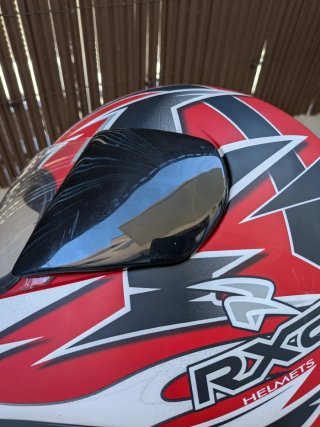 Casco de moto rojo, negro y blanco