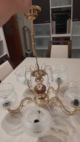 Lámpara de techo dorada con cristal