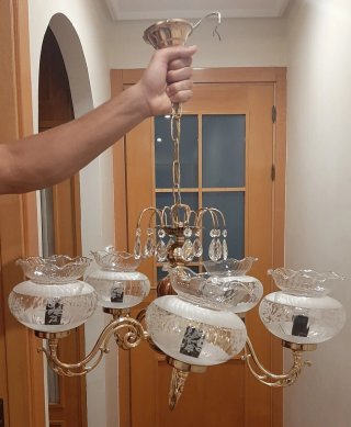 Lámpara de techo dorada con cristal