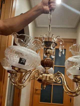 Lámpara de techo dorada con cristal