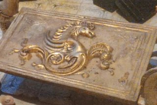 mesa antigua de bronce