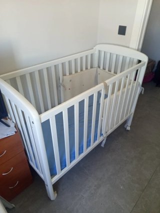 Cuna de bebé blanca a recoger montada en Burgos