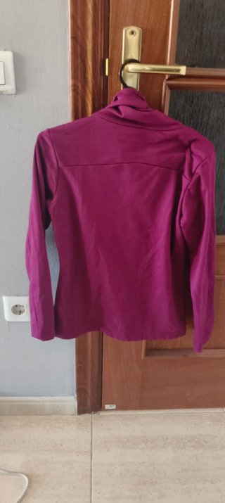 Sudadera morada con capucha y cordones