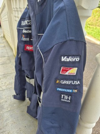 Chaqueta de moto azul con logos