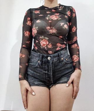 Camiseta floral transparente manga larga