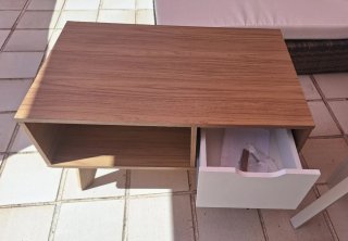 Mesa de centro de madera con cajón