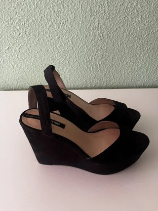 Sandalias de cuña Pull&Bear Negras