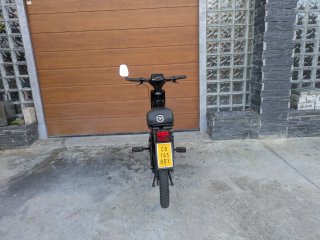 Moped Negro y Granate