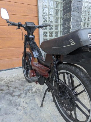 Moped Negro y Granate