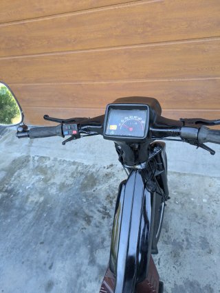 Moped Negro y Granate