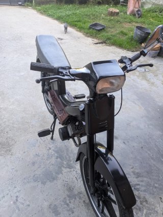 Moped Negro y Granate