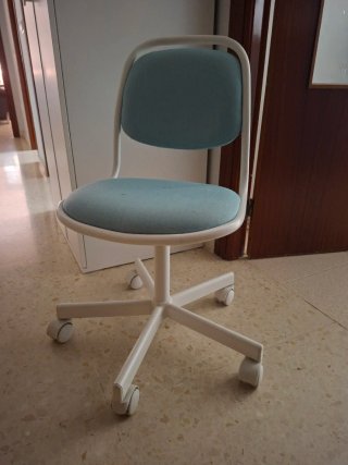 Silla de escritorio infantil azul y blanca