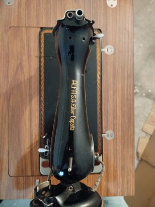 Máquina de coser Alpha antigua con mueble