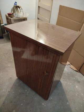 Máquina de coser Alpha antigua con mueble