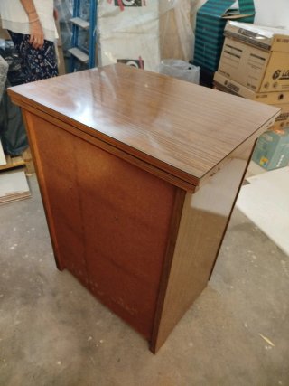 Máquina de coser Alpha antigua con mueble