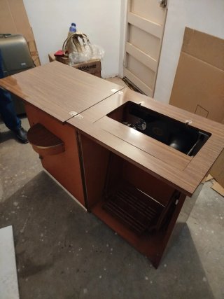 Máquina de coser Alpha antigua con mueble