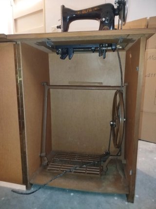Máquina de coser Alpha antigua con mueble
