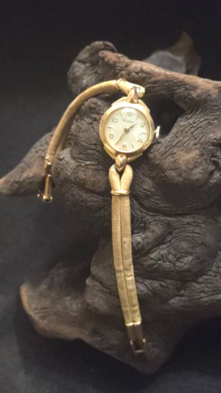 Reloj de pulsera dorado estilo vintage