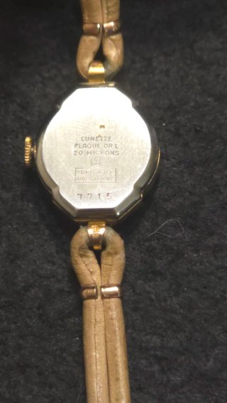 Reloj de pulsera dorado estilo vintage