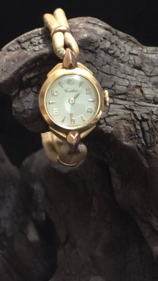 Reloj de pulsera dorado estilo vintage