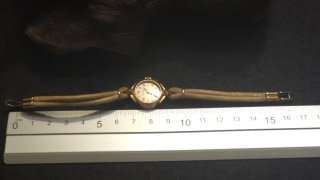 Reloj de pulsera dorado estilo vintage