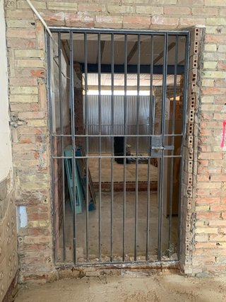 Puerta de reja metálica