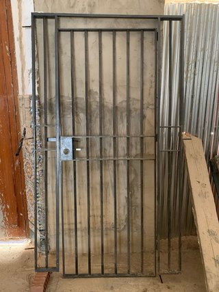 Puerta de reja metálica