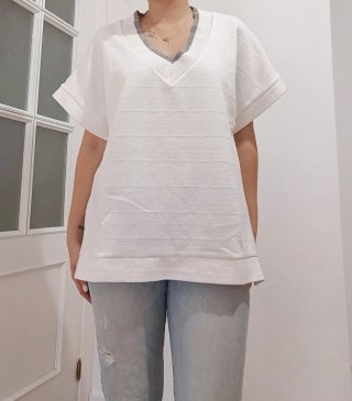 Camiseta blanca con cuello V