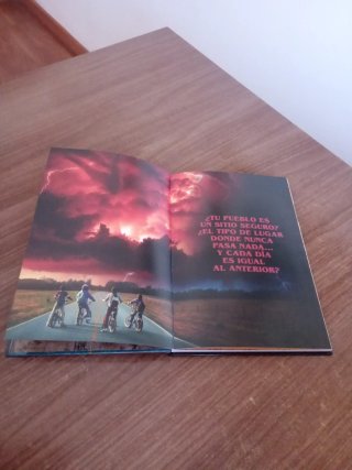 Stranger Things-3 libros oficiales.