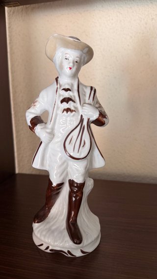 Figura porcelana hombre sombrero y saco