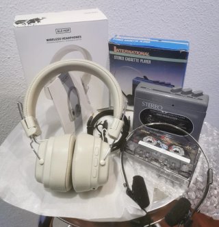 Auriculares Bluetooth nuevos y Walkman Vintage