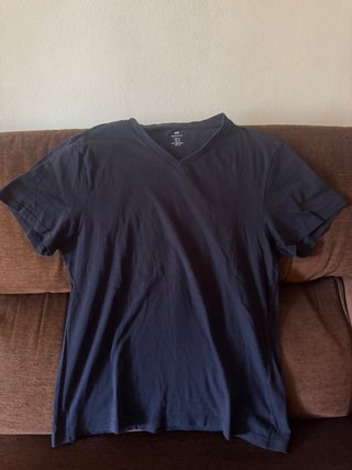 Camiseta H&M Básica Negra V-Neck