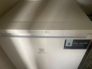 Congelador Electrolux bajo encimera