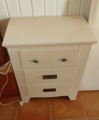 Mesita de noche blanca de madera