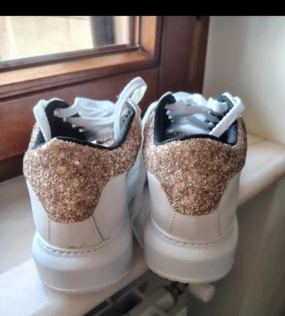 Sneakers NU2 bianche con dettagli oro
