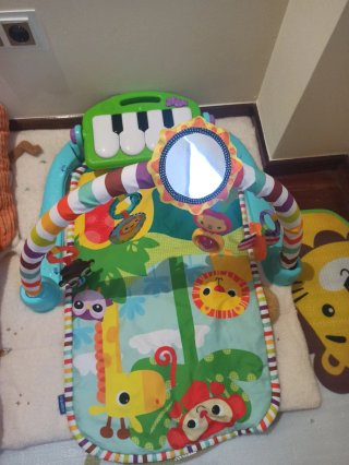 Gimnasio para bebé con piano y arco de juegos