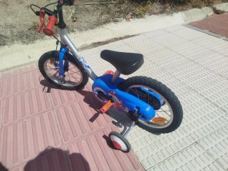 Bicicleta infantil con ruedines