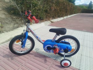 Bicicleta infantil con ruedines
