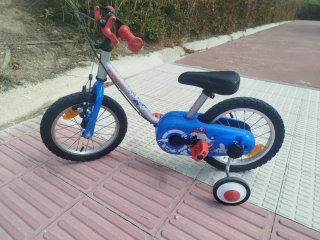 Bicicleta infantil con ruedines