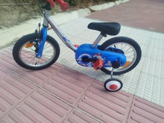 Bicicleta infantil con ruedines