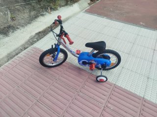 Bicicleta infantil con ruedines