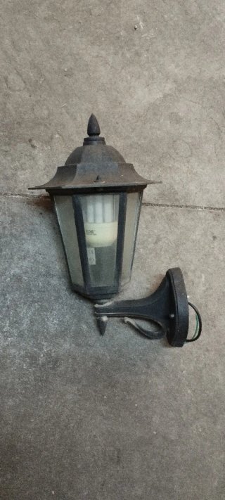Farol de jardín metálico y cristal